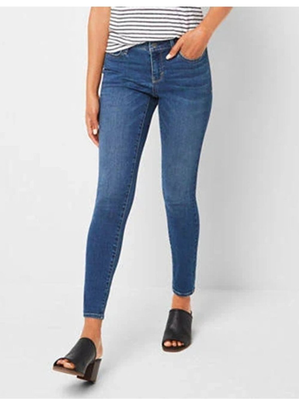 a.n.a. Medium Wash High-rise Straight Leg Denim Jeggings Jeans *SMALL* B64